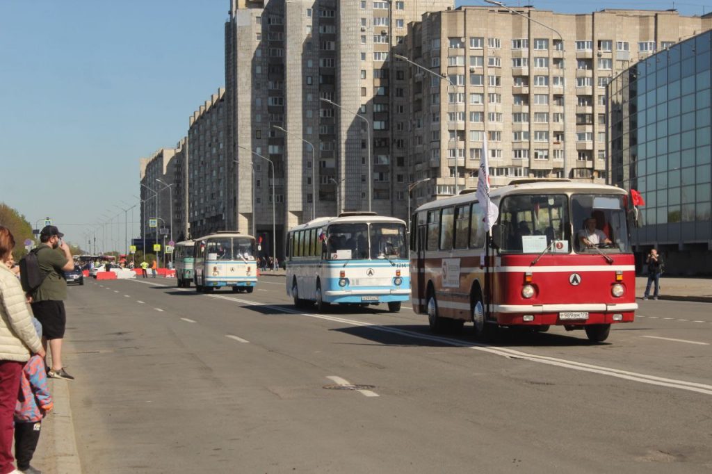 Стройная колонна ретроавтобусов двинулась к центру Петербурга 