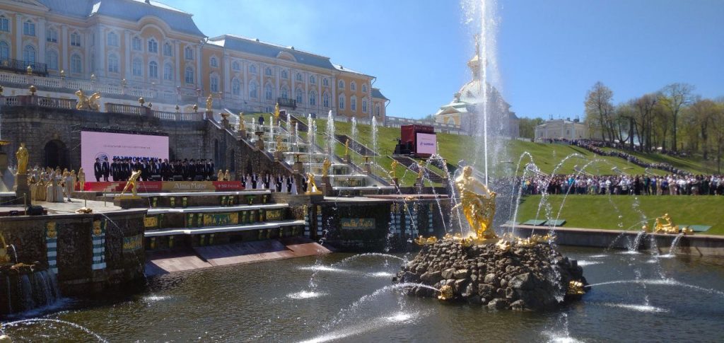 В Нижнем парке Петергофа прошел праздник фонтанов
