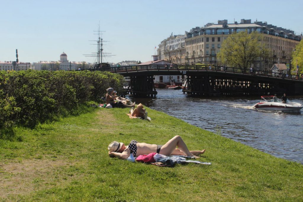 В Петербурге девушка попала в реанимацию с ожогами 80% тела после загара