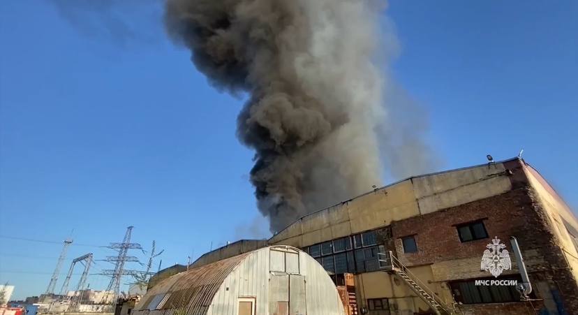 МЧС показало кадры пожара склада полиэтилена на Автобусной улице