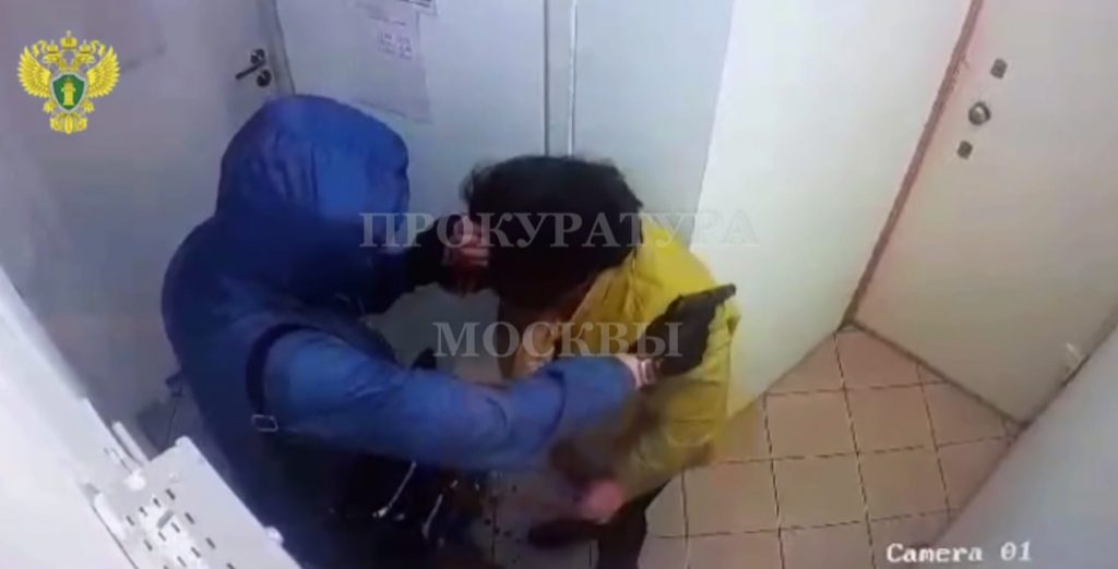 В Москве клиент ударил сотрудницу банка по голове