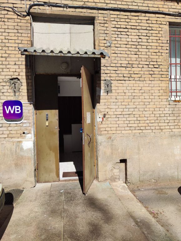 Жители дома 74 на Октябрьской набережной жалуются на шум у ПВЗ Wildberries