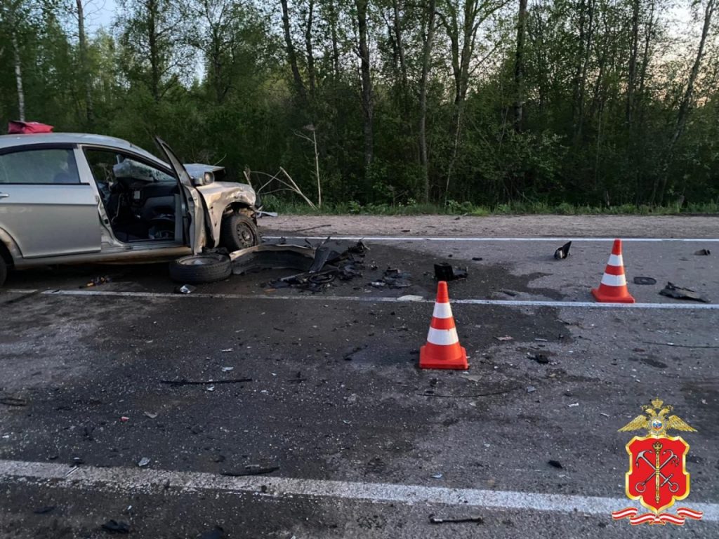 В Ленобласти в ДТП с легковушками погибли два водителя и пострадал ребенок