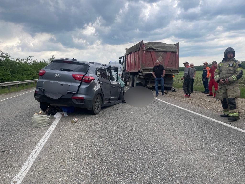 Трое погибли в ДТП с грузовиком на Кубани