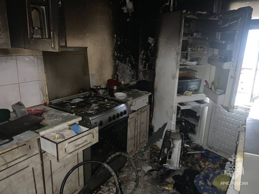 Холодильник загорелся в квартире в Калининграде