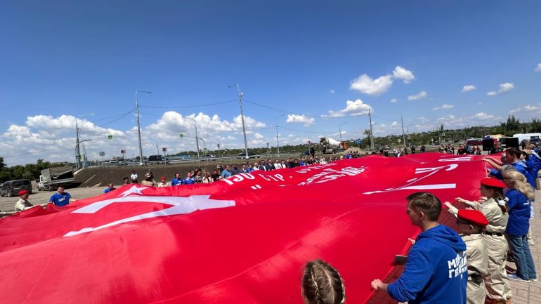 В Мариуполе развернули Знамя Победы в годовщину освобождения города