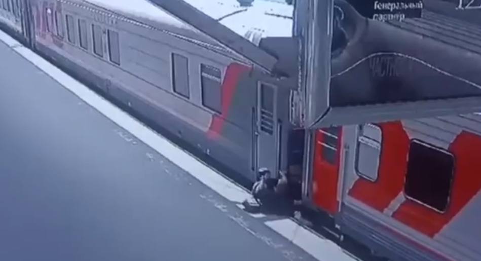 На Московском вокзале поезд протащил упавшего пассажира