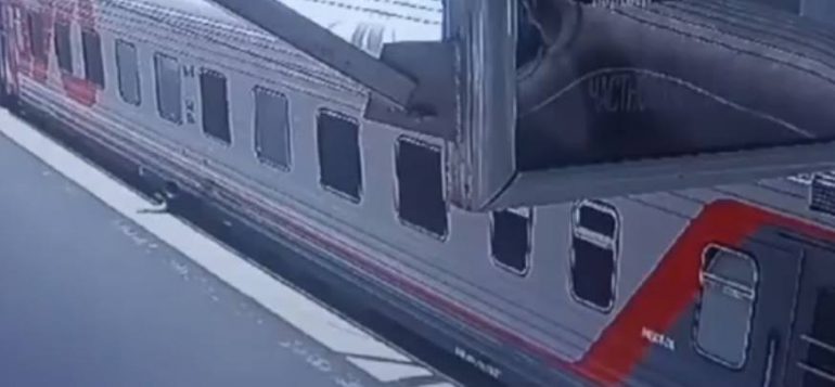 На Московском вокзале поезд протащил упавшего пассажира
