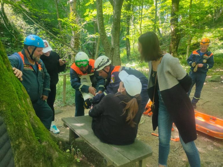 Сотрудники МЧС спасли туристку из леса в Сочи