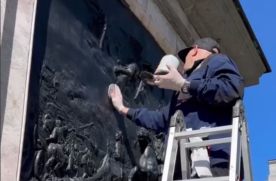 Специалисты восстановили затертые участки памятника Петру I у Михайловского замка