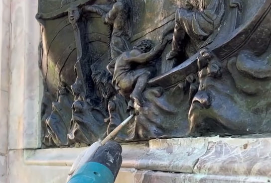 Специалисты восстановили затертые участки памятника Петру I у Михайловского замка