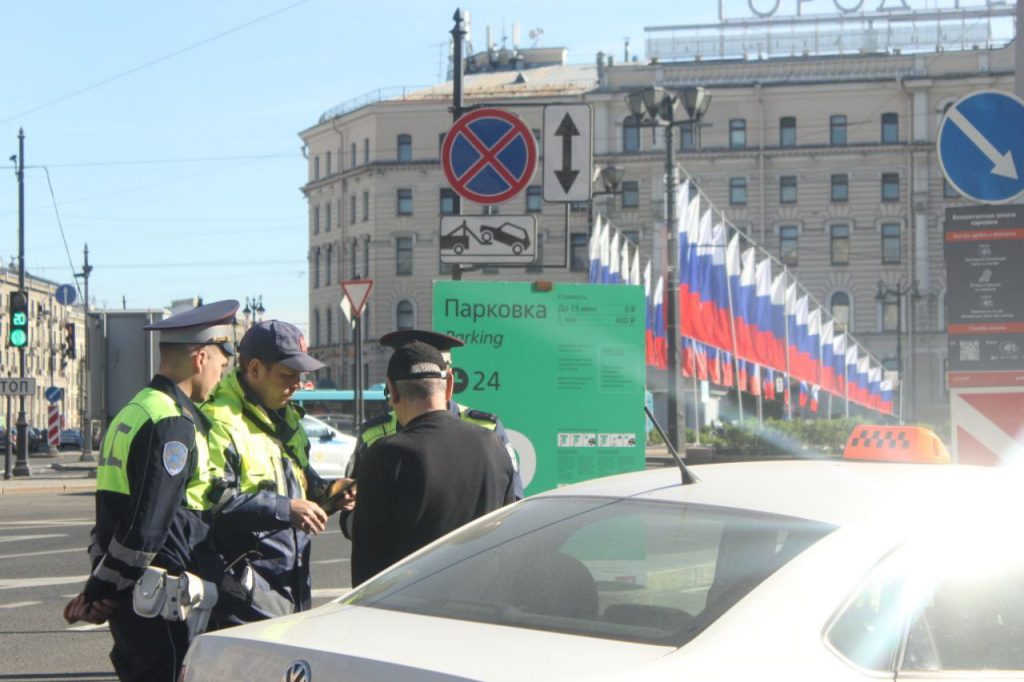 Комитет по транспорту провел рейд у Московского вокзала по нарушителям правил парковки