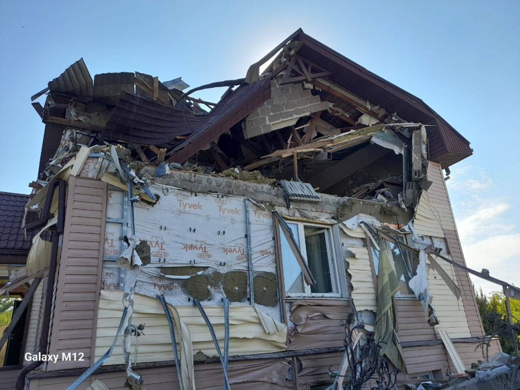 Женщина погибла при падении дрона на дом в Белгородской области