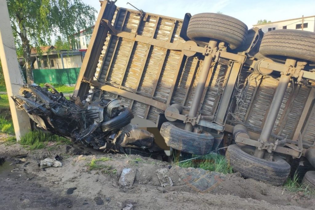 В Отрадном две легковые машины столкнулись с грузовиком, один водитель погиб