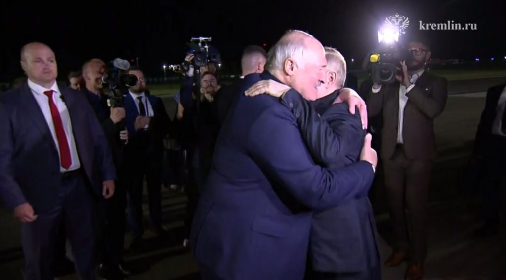 Путин обнял Лукашенко в Минском аэропорту