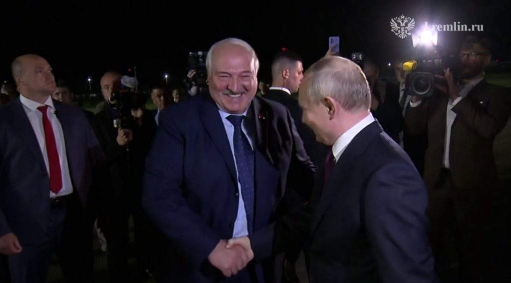 Лукашенко угостил Путина драниками, салатом «Молодость» и салом