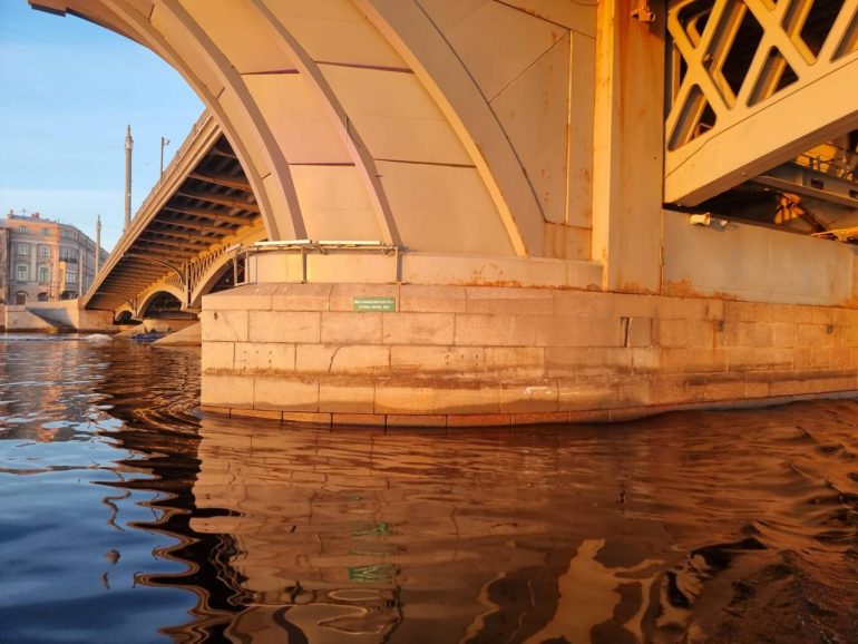 В Неве у Благовещенского моста столкнулись два теплохода