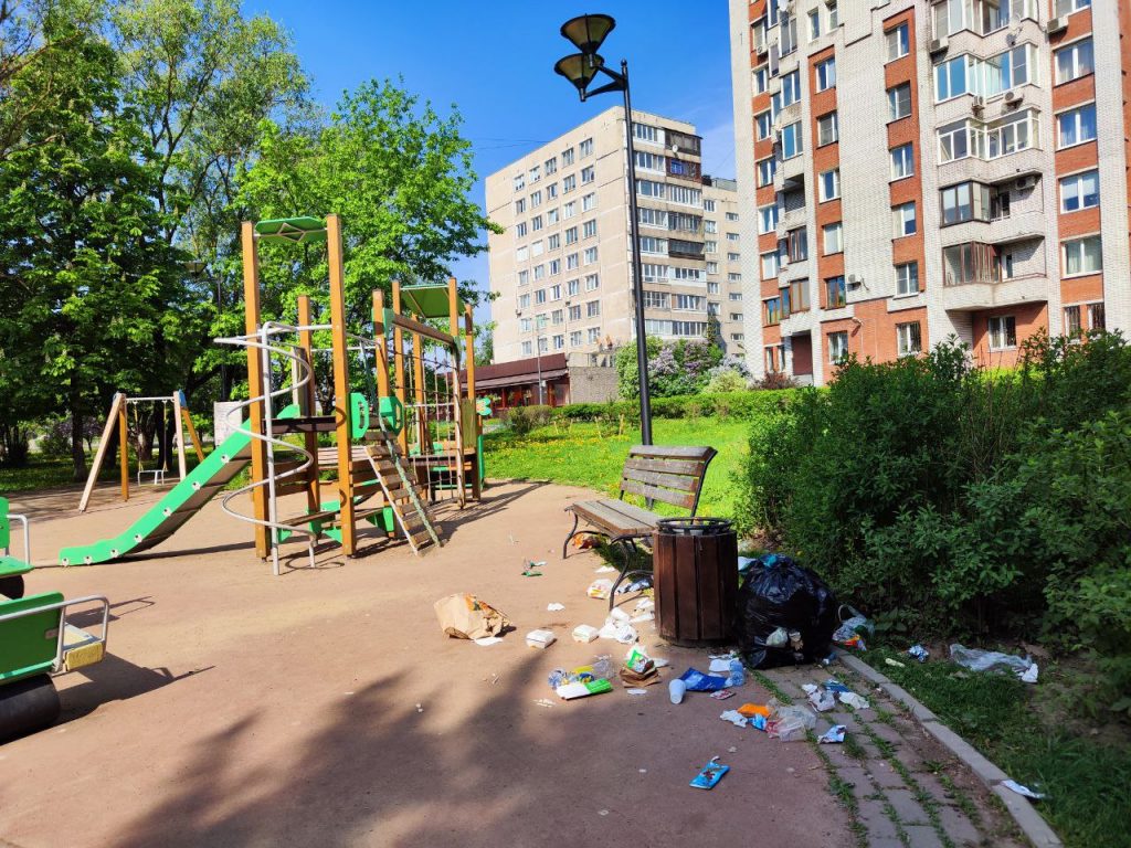 В саду Чернова Дача у детской площадки раскидали мусор 