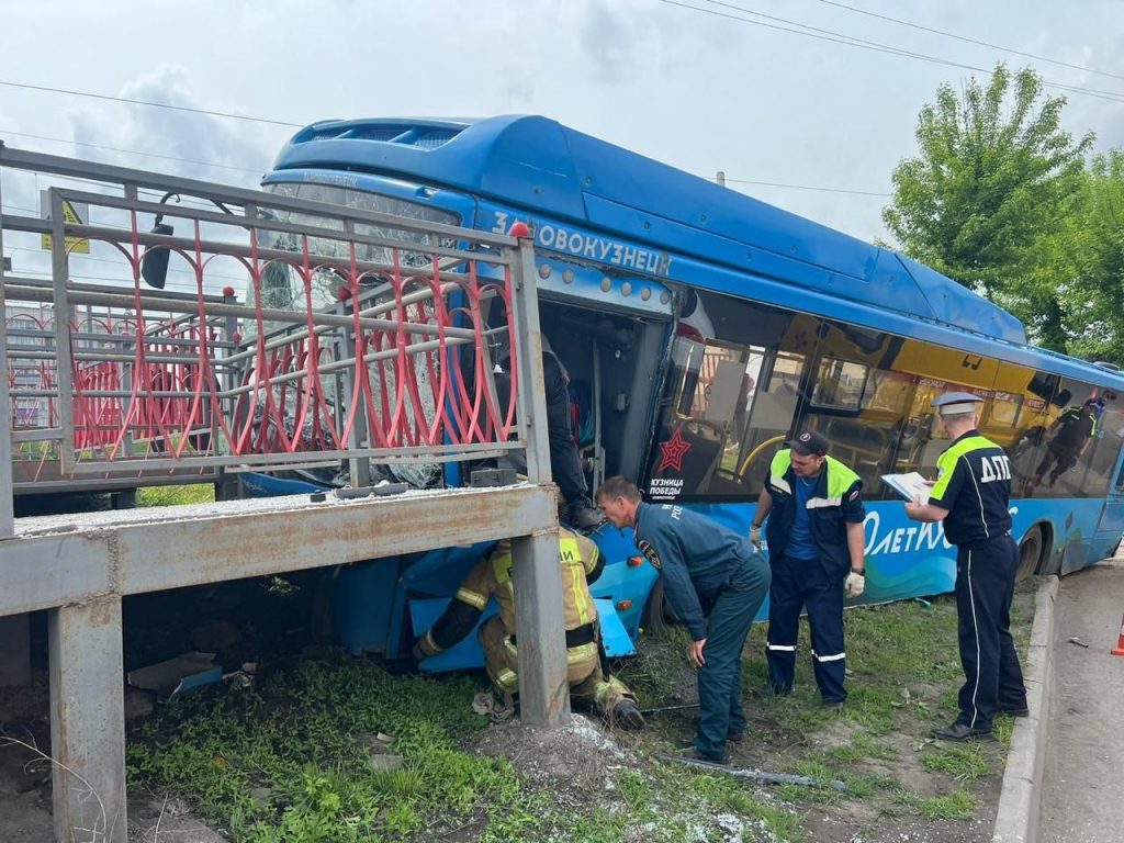 В Кузбассе автобус въехал в ограждение, пострадали девять человек