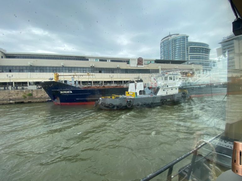 В Ростове сухогруз врезался в пролет моста