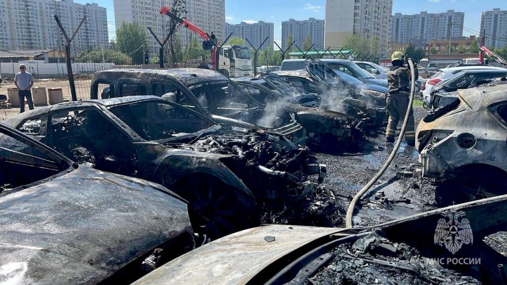 Девять машин сгорели на штрафстоянке в Подмосковье
