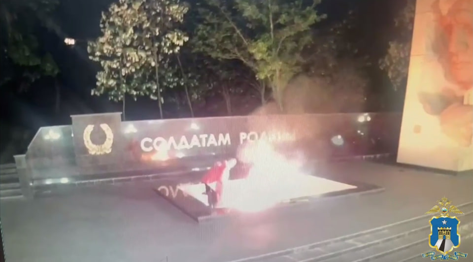 Жителя Кисловодска арестовали после поджога венков на мемориале «Вечный огонь»