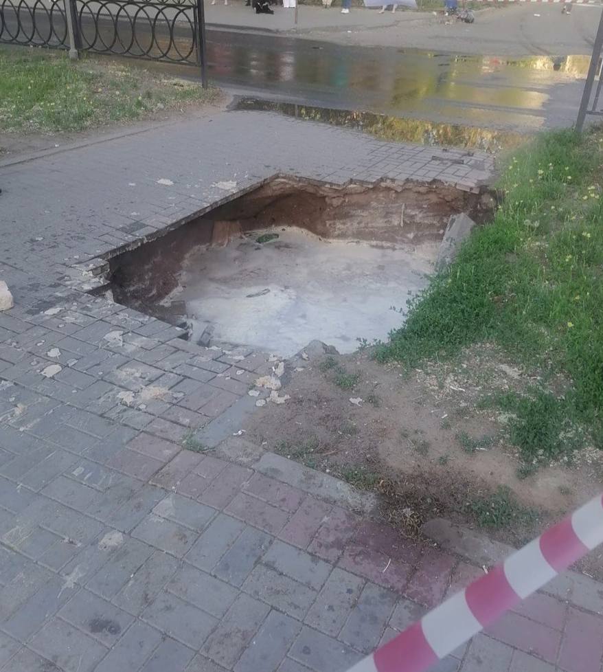 СК начал проверку после падения женщины в яму с кипятком на тротуаре в Астрахани