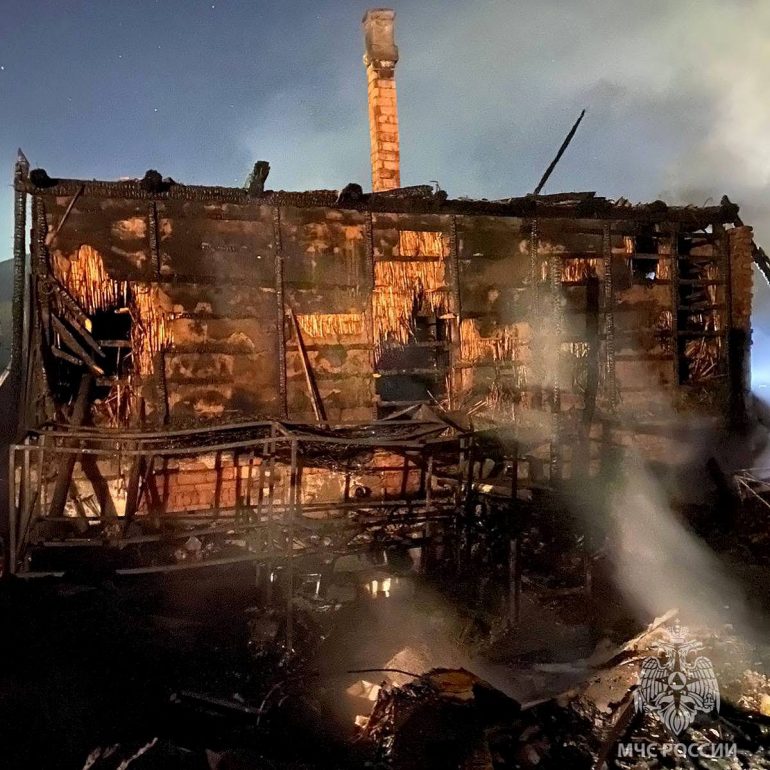 Сотрудники МЧС спасли 48 кроликов из огня в Астрахани