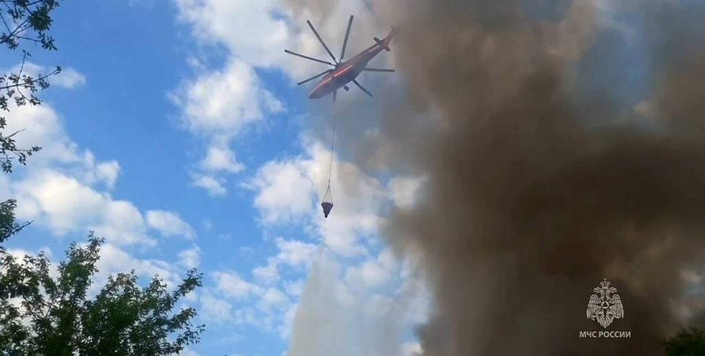 Крупный пожар на востоке Москвы локализовали силами двух вертолетов