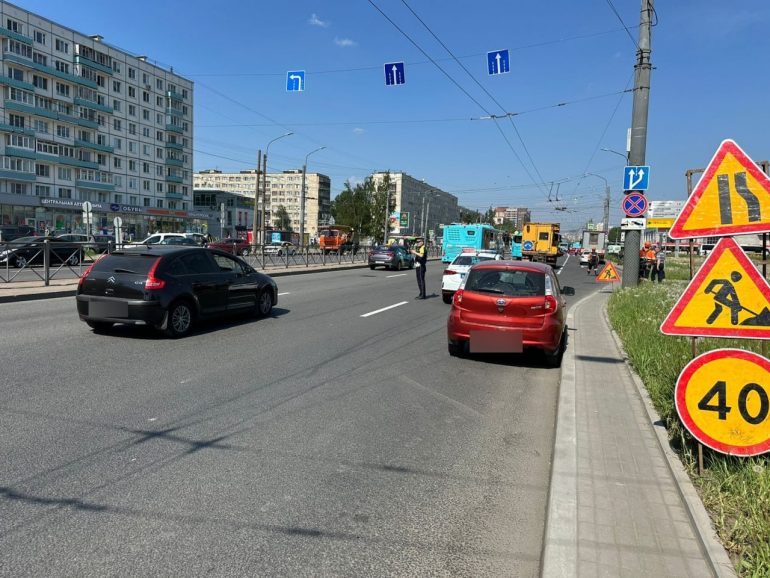 Манипулятор порвал провода электропередачи на проспекте Большевиков