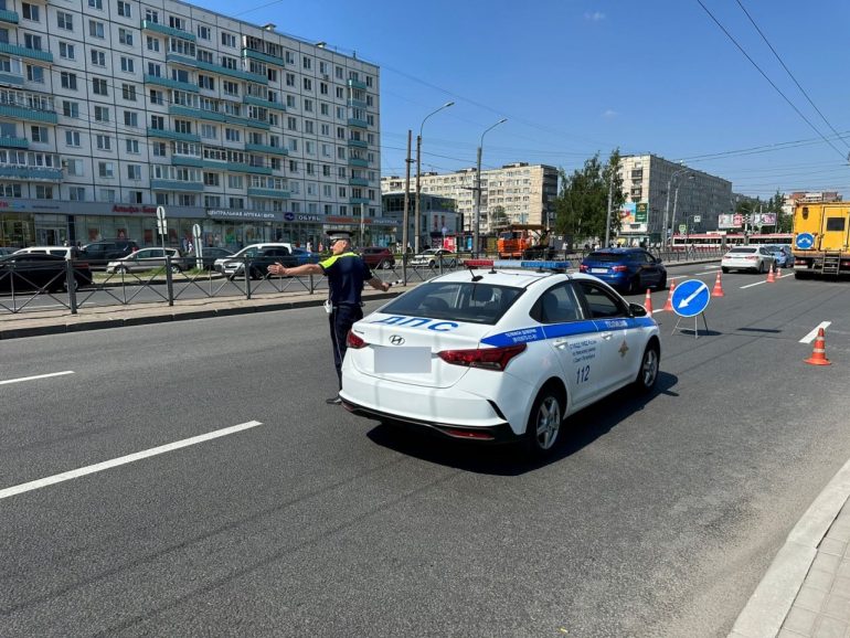 Манипулятор порвал провода электропередачи на проспекте Большевиков
