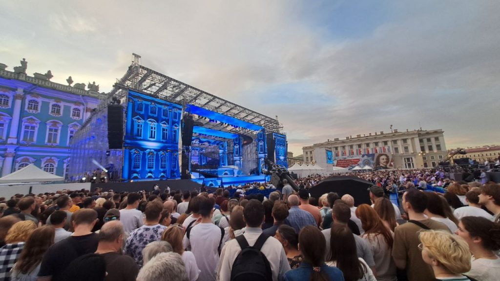 Начался концерт «Классика на Дворцовой», а центр Петербурга все еще пешеходный