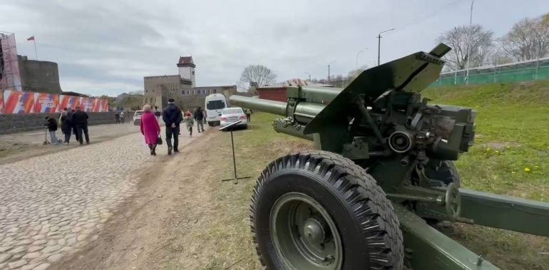 В Нарве жители занимали места на набережной ради концерта Победы из Ивангорода