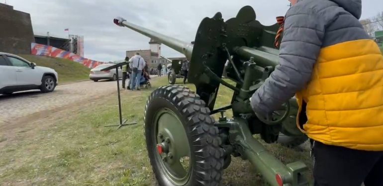 В Нарве жители занимали места на набережной ради концерта Победы из Ивангорода