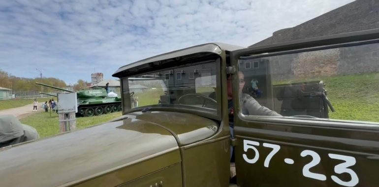 В Нарве жители занимали места на набережной ради концерта Победы из Ивангорода