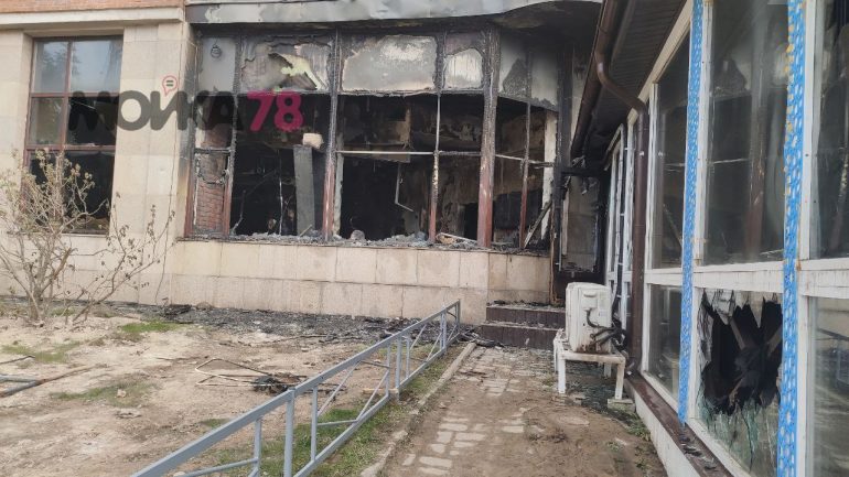 Последствия пожара в «Чайхане» на Богатырском