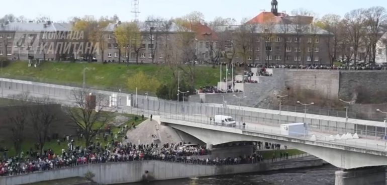 В Нарве жители занимали места на набережной ради концерта Победы из Ивангорода