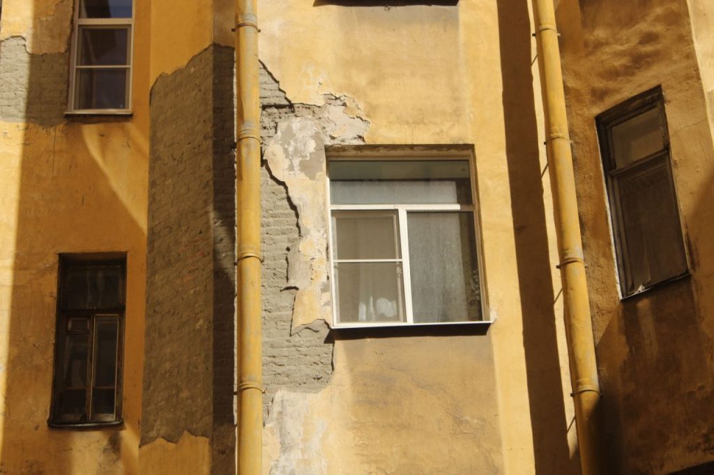 Во дворе-колодце на Лермонтовском провалился кирпич в стене в опасное для страны время