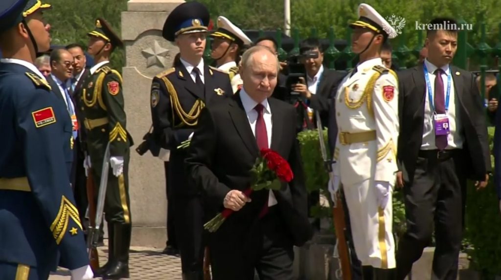 Путин возложил цветы к памятнику красноармейцам в Харбине