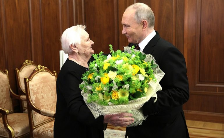 После инаугурации Путин пригласил к себе в кабинет классную учительницу Веру Гуревич