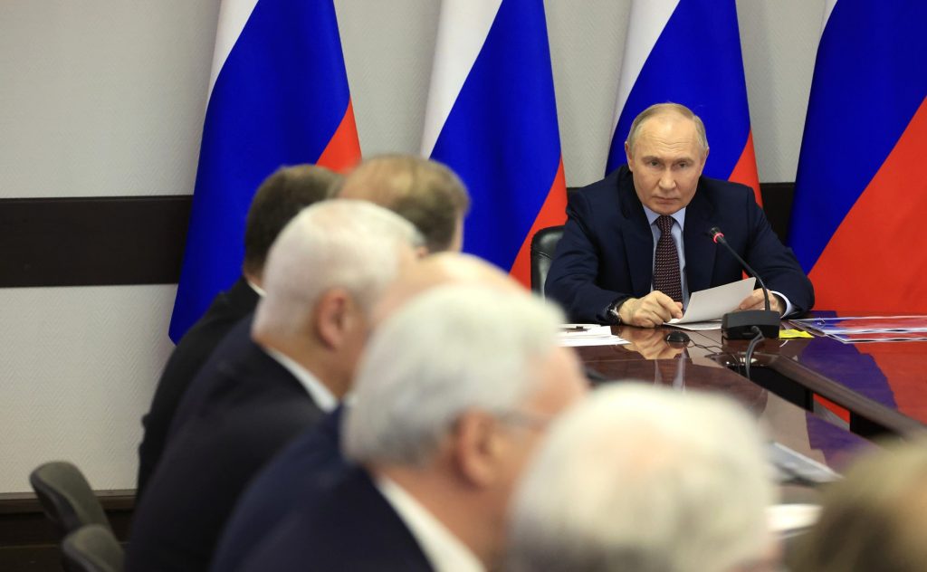 Путин заявил, что каждый рубль в экономике ВС РФ должен работать эффективно