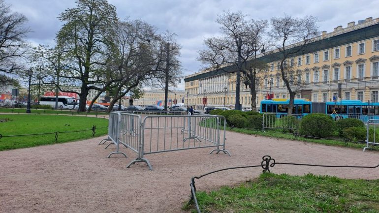 На Дворцовой к 9 мая появились сцена, трибуны и блокадные комнаты