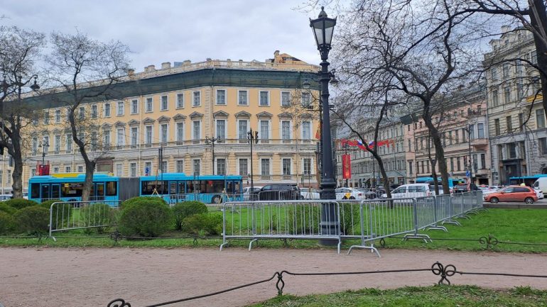 На Дворцовой к 9 мая появились сцена, трибуны и блокадные комнаты