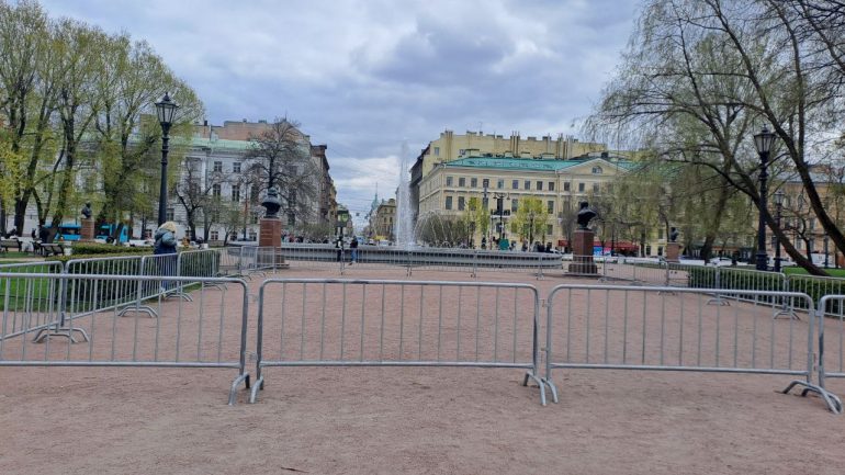 На Дворцовой к 9 мая появились сцена, трибуны и блокадные комнаты