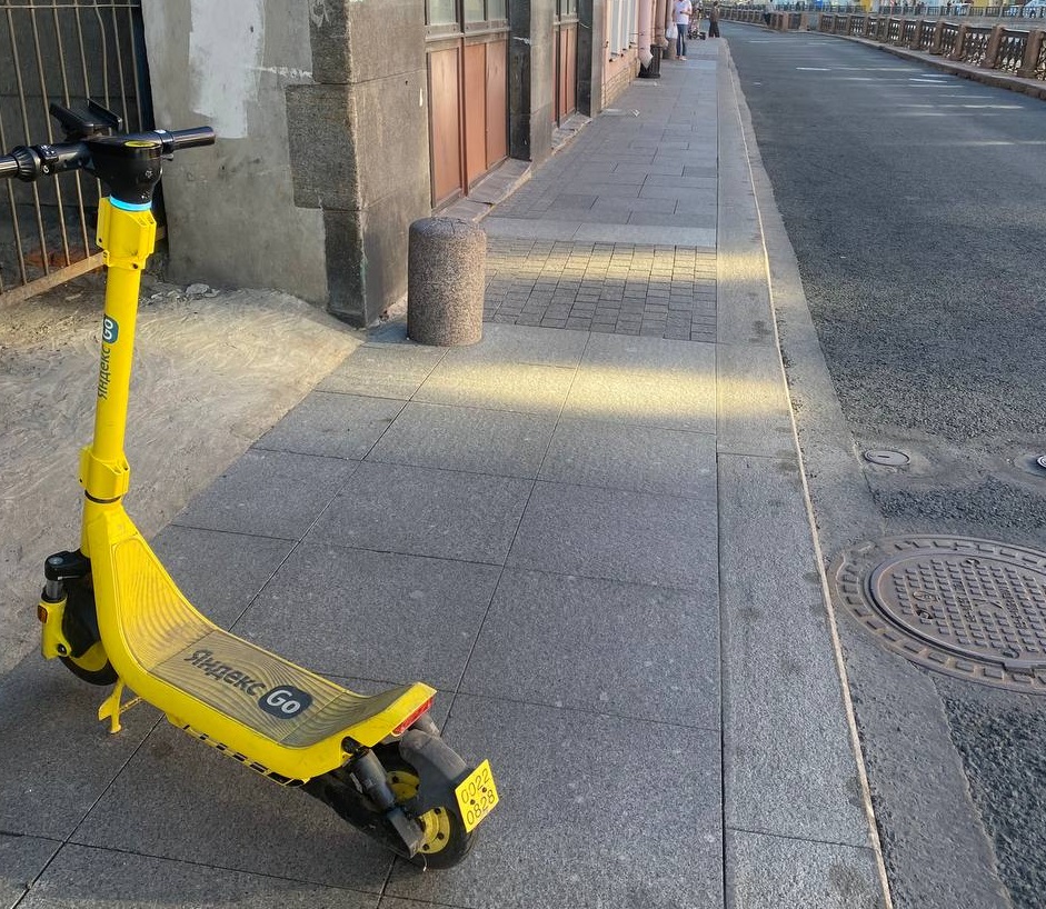 Кикшеринговые сервисы не особо спешат расчищать тротуары от самокатов