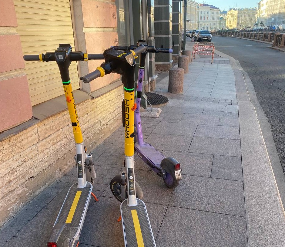 Кикшеринговые сервисы не особо спешат расчищать тротуары от самокатов