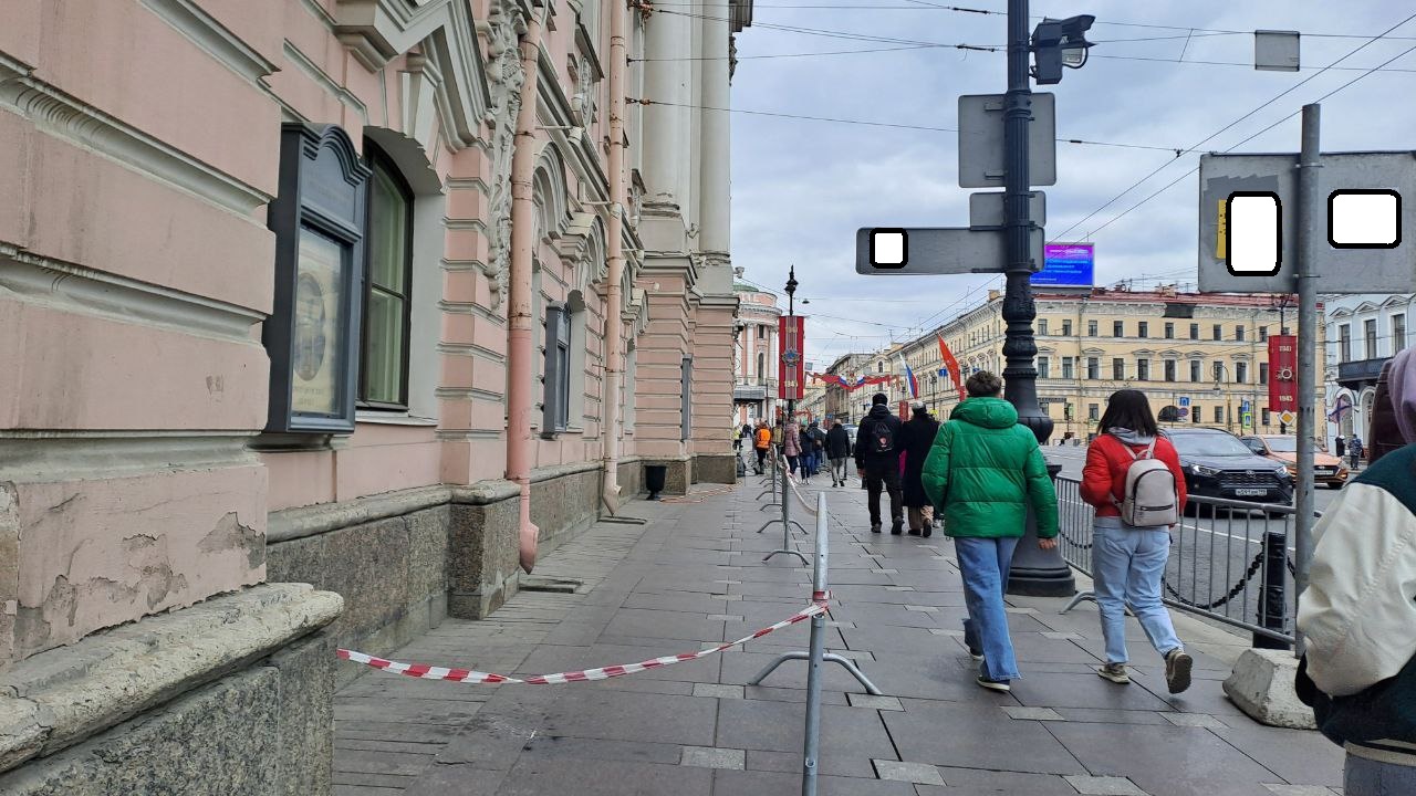 В Петербурге на столбах размножаются объявления об экскурсиях по крышам