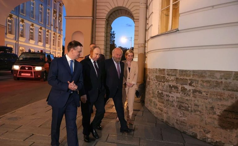 Кремль показал фото посещения Путиным лицея и Екатерининского дворца