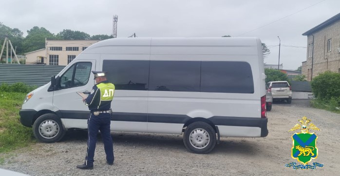 В Приморье автобус с 15 пассажирами чуть не упал с пирса в море