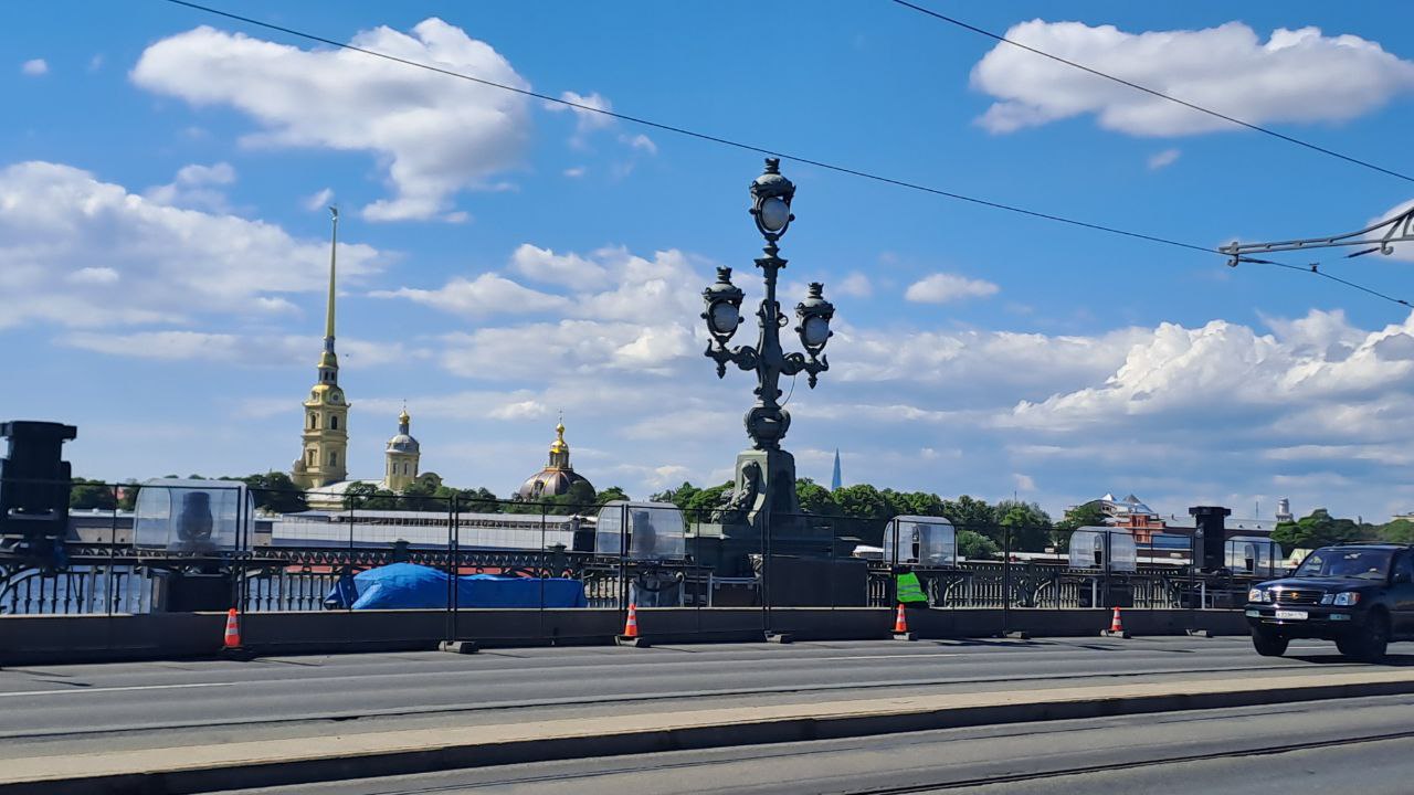 «Алые паруса» изменили схему движения пешеходов по Троицкому мосту